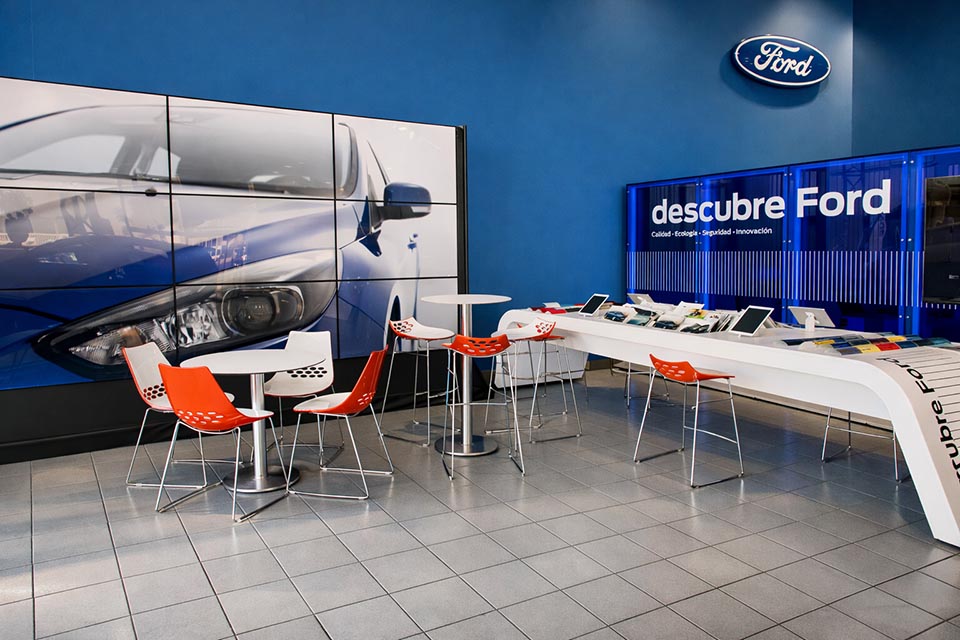 Muebles en un concesionario Ford