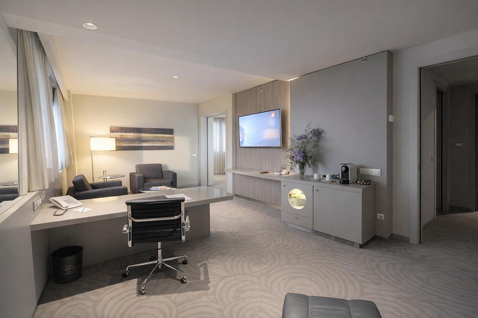 suite hotel crowne-plaza barcelona business center